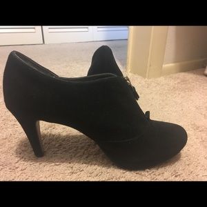 Adrienne Vittadini size 8 black 3 inch booties